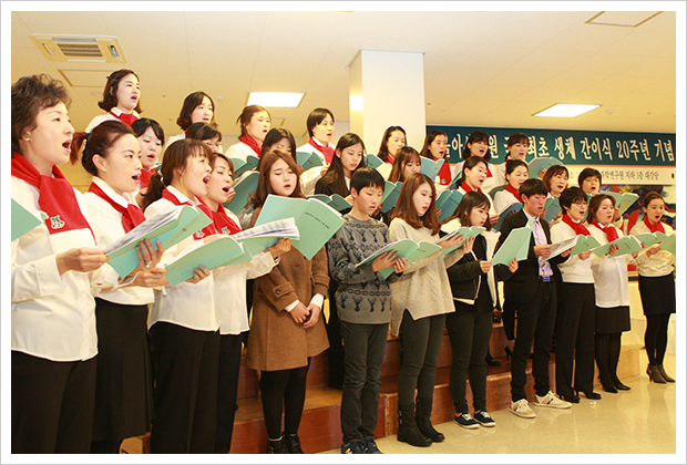 20여년 전 생체 간이식 수술을 받고 건강하게 성장한 환우들이 간이식팀 의료진들과 합창 공연을 하고 있다.