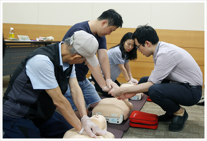 서울아산병원 시뮬레이션센터에서 지역사회 고등학생과 대학생, 직원가족 등 일반인을 초청해 심폐소생술 교육을 진행하고 있다.