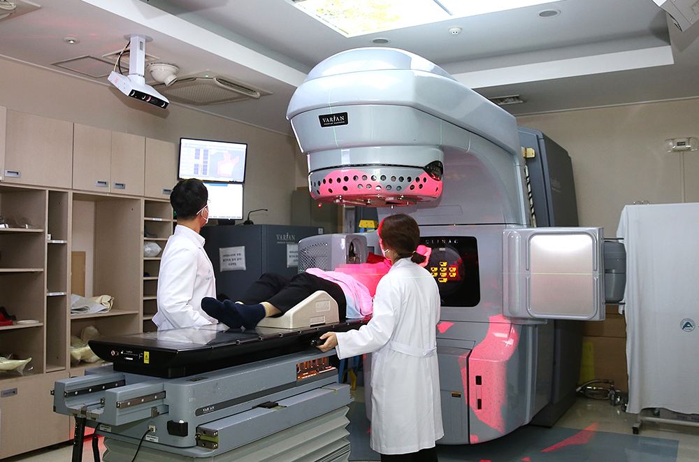 서울아산병원 방사선종양학과에서 3차원 카메라 기술을 활용한 마커리스(marker-less) 방식의 표면 유도 방사선 치료를 통해 암환자를 치료하고 있다.
